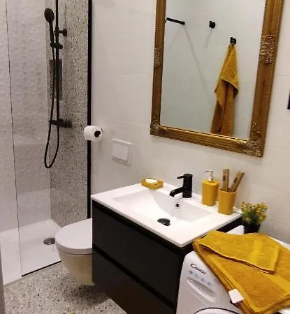 Cute Marla Art Close To Center Apartment Pula