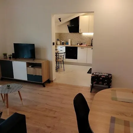 Cute Marla Art Close To Center Apartment Pula