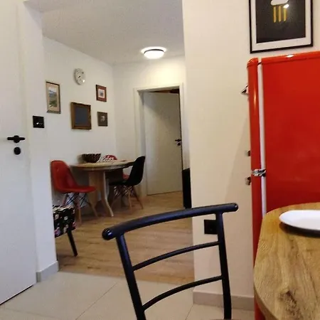 Cute Marla Art Close To Center Apartment Pula